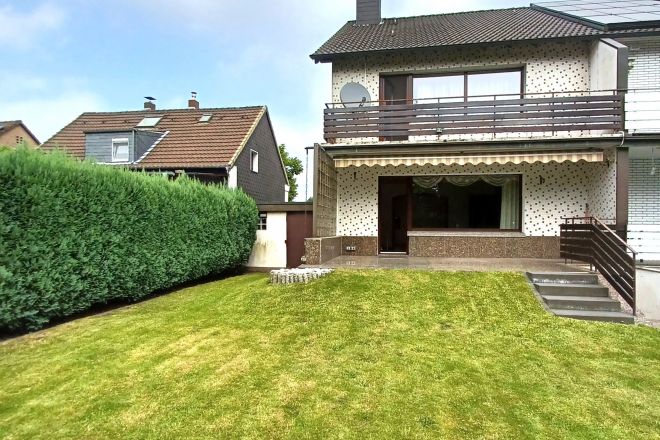 Sehr gepflegte, großzügige Doppelhaushälfte  mit schönem Garten  und Garage in Oberhausen-Biefang 