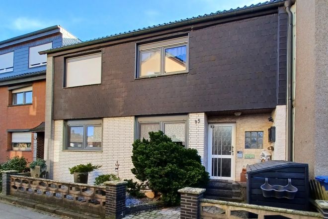 Zweifamilienhaus mit schönem Grundstück, Garage und 2 Stellplätze in Klosterhardt