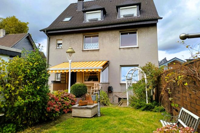 Gepflegtes Mehrfamilienhaus mit 3 Wohneinheiten und großem Garten in Oberhausen-Buschhausen