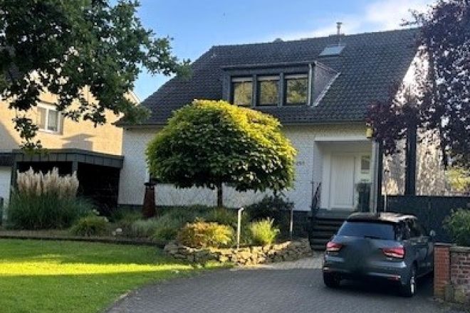 Zweifamilienhaus direkt am Hiesfelder Wald mit 2 Garagen und großem Grundstück!