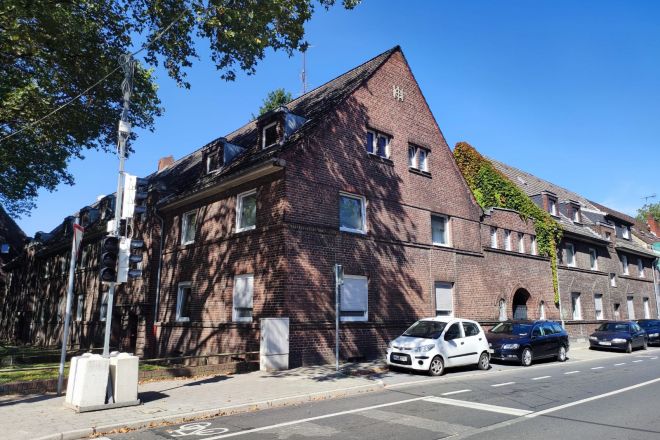 Einmalige Gelegenheit! Grundstück mit 8 Mehrfamilienhäusern und 24 Wohneinheiten