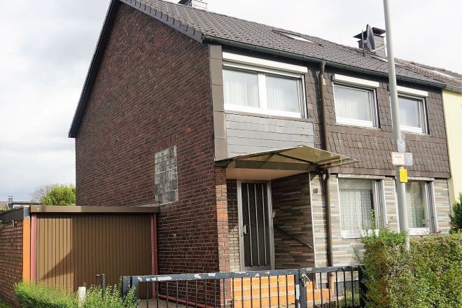 Einfamilien-Doppelhaushälfte mit schönem Grundstück und 2 Garagen in Klosterhardt
