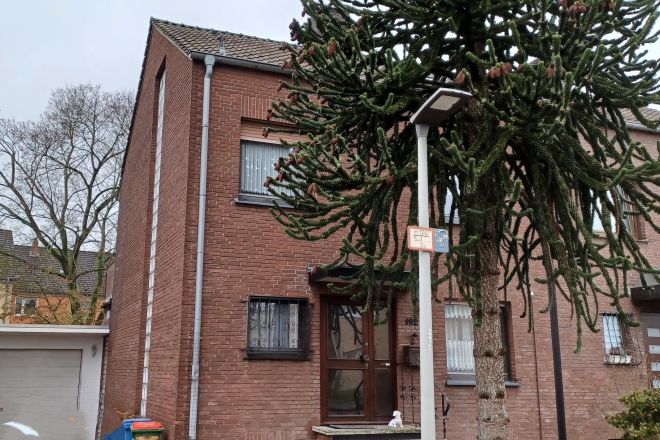 Renovierungsbedürftige Doppelhaushälfe mit Garten und Garage in bester Lage Oberhausen!