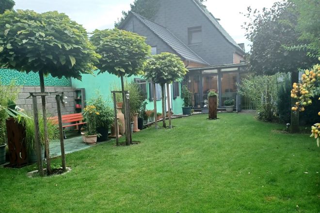Doppelhaushälfte mit überdachter Terrasse, individuellem Garten und Garage in Oberhausen Sterkrade!
