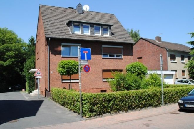 Freistehendes 3 Familienhaus mit schönem Grundstück in beliebter Lage!