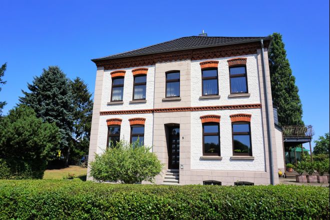 Freistehendes EFH mit Einliegerwohnung und großzügigem Grundstück mitten im Grünen.