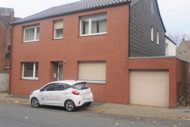 Gepflegtes  3 Familienhaus   mit sehr schönem Garten und 2 Garagen in Oberhausen Sterkrade!