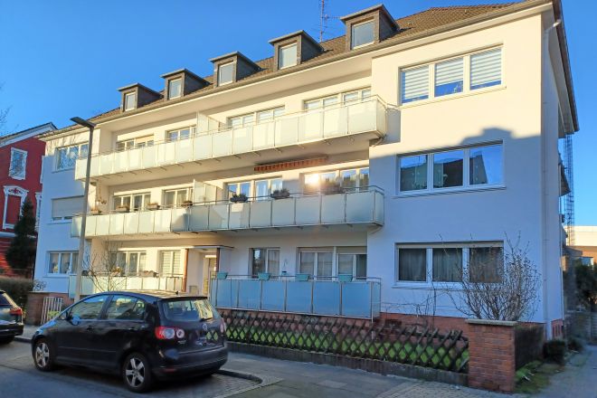 Große Eigentumswohnung im 2. Obergeschoss mit zwei Balkonen und  Stellplatz zu verkaufen!