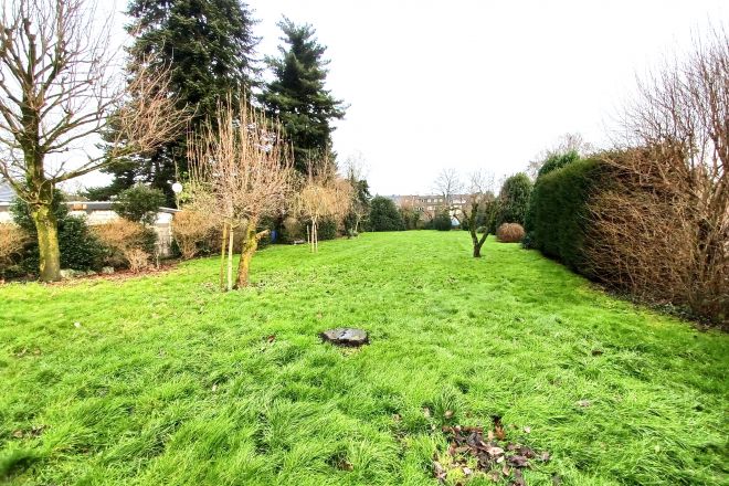  Besondere Immobilie: Freistehendes Mehrfamilienhaus, Garagenhof mit 17 Garagen u. großem Garten